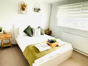 Image of 2 Bed House, Sleeps 6, Dog Friendly, Close to A14 M11, with Garden & Parking LONG STAY WORK CONTRACTOR LEISURE, JADE