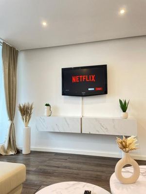 Image of REGENCY Apartments - Stylische zentrale 50m2 Wohnung mit Balkon, Wasserblick und Netflix