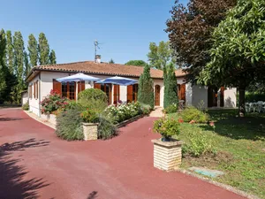 Image of Beautiful villa with private garden in Pineuilh