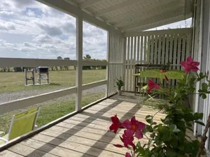 Image of Charmants chalets au bord du lac avec terrasse, activités nautiques et pêche, animaux acceptés, tout inclus - FR-1-489-361