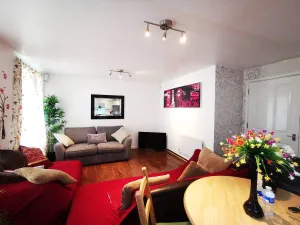 Image of London 2 Bed 2 Bath Apartment Holiday Home - Free Parking - 3min walk to the Train station - 19min to London Liverpool Street 5min to Victoria Line 1GB Broadband super fast Internet GROUND FLOOR 100s of shops restaurants bakeries 24-hour ASDA superstore