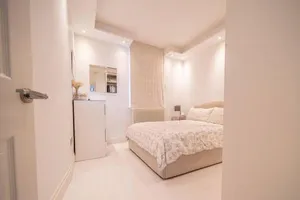 Image of Gorgeous Light Contemporary Apt in Notting Hill