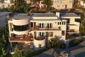 Image of Luxurious Los Angeles County Home -Panoramic Views