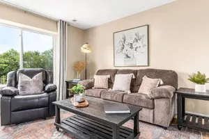 Image of Spacious 1BR Upper Flat in the Heart of Roseville