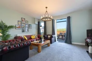 Image of Auckland View - a comfy & spacious 4bed with views