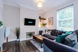 Image of Modern 3-bed house in Manchester, ideal for long stays, FREE parking, city centre - sleeps upto 8 people