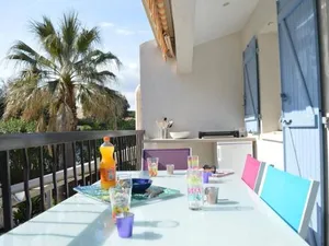 Image of Appartement 2P cabine rénové, clim, wifi, terrasse, parking, proche plage - Sainte-Maxime - FR-1-226-304