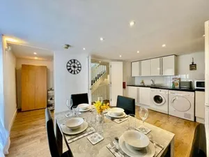 Image of Stylish Cosy 2 Bed Ilford Home with Free Parking