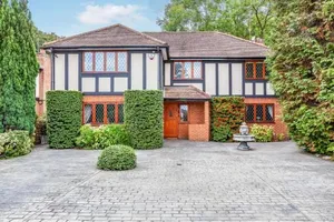 Image of Old Slade Cottage - Train to London 30mins, Heathrow 15mins away,Free Parking - En-suit rooms