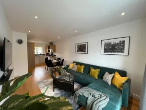 Image of Luxurious & Stylish Flat, Close To London & Shops