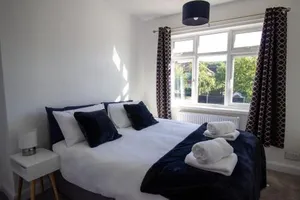 Image of Spacious 3-Bed Home, Garden, Free Wi-Fi, Contractors