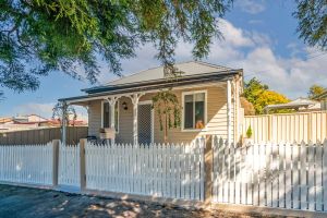 Image of Bright, Cosy Cottage near CBD- Free wifi, Netflix and Disney Plus