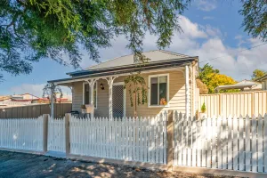 Image of Bright, Cosy Cottage near CBD- Free wifi, Netflix and Disney Plus