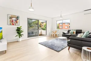 Image of Bright and convenient apartment, close to shops