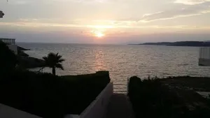 Image of T2 de 33 m2 plus terrasse de 20m2 vue sur mer climatisé à 10 secondes chrono à pied de la plage , mer et sentier du littoral Résidence marina cap négre Six-Fours-les-Plages