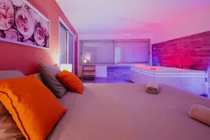 Image of AppartSpa59 - Suite Tentation - Balnéo, Sauna - Secret Room en option supplémentaire