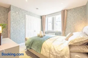 Image of Bright, fresh, renovated 3 bedroom apartment in the heart of Montrose