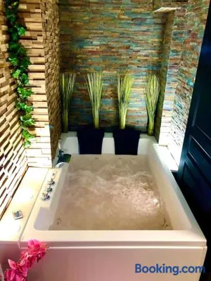 Image of La suite romantique Jacuzzi,parking gratuit,centre