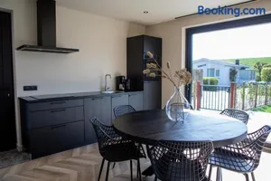 Image of Prachtige bungalow op vakantiepark bij zee.