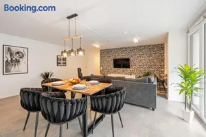Image of LIVINGLike-Apartment - Central & Spacious with Balkony & Garage, Coffee - 103m2