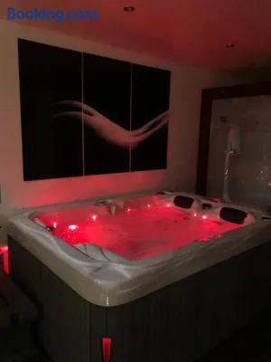 Image of SPABYELLEETLUI spa rouge ou bleu