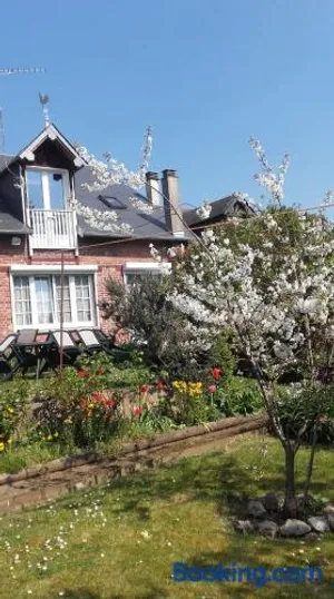 Image of Vacances Paisibles Sur La Côte Fleurie.