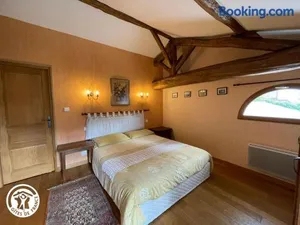 Image of Maison rénovée avec grand terrain, équipements enfants, 3 chambres, proche de D938, vélos inclus - FR-1-426-539