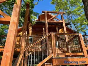 Image of Cricket Hill Treehouse by Amish Country Lodging
