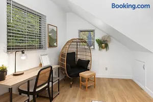 Image of Designer Poolside 1Bed1Bth Retreat