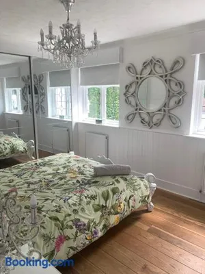 Image of Wychwood A Beautiful Country Style Bungalow