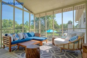 Image of Modern-Sunroom-15min to DwnTwn-Grps-Kids-Firepit