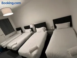 Image of The Bake Apartment - 5 bedroom Large Apartment sleeps up to 16 person