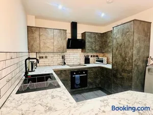 Image of Spacious 2 Bedroom Modern Apartments - Central Location - Free Parking - Smart TV - Washer Dryer - Built for Contractors, Consultants and Work Teams