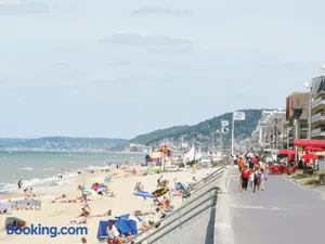 Image of 2 pièces Front de Mer ensoleillé et calme accès direct plage