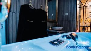 Image of Loveroom 50 nuances de bulles jacuzzi et sauna privatif