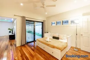 Image of Spacious 5BR 3BA Home w Parking and Yard in Sunnybank M11