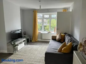 Image of Maiden Lane, Crawley, Spacious 3BR with Private Patio, Wifi, Parking, long stays and short stays welcome, contractor friendly, temporary relocations,not far from Gatwick Airport