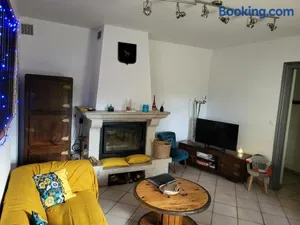 Image of Maison chaleureuse avec exterieur près de la ville