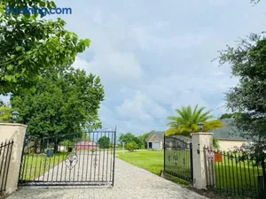Image of Peaceful 5-bedroom house with pool!