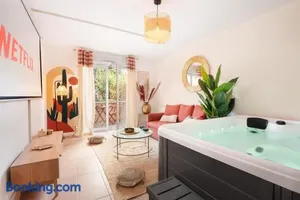 Image of Oasis Cachée - Jacuzzi et cinéma