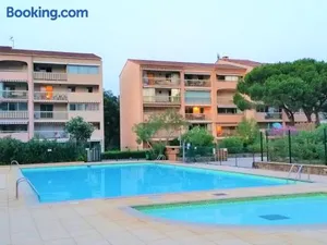 Image of Appartement à Sainte-Maxime: 3 Pièces, Terrasse, Piscine, Clim, Proche Plage - FR-1-226-340