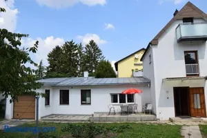 Image of Central-Vintage Villa with free Parking and 5min walk to Metro