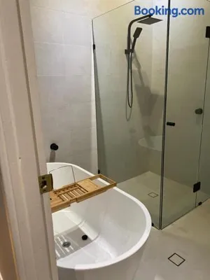 Image of Lg Qs Rm Private Luxury Bathrm Strictly NON SMOKERS and Genuine Travellers ONLY over 25