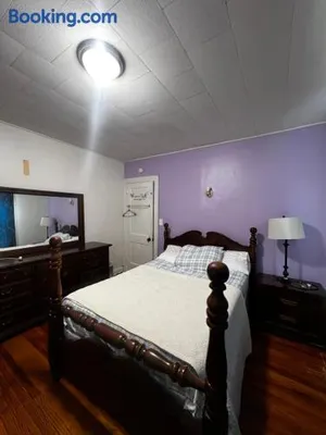 Image of Vintage Room In A Shared House - Sherbrooke