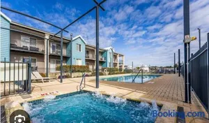 Image of Modern Canal Apartment, Walk to Beach, Cafes,Foreshore Pool, Spa