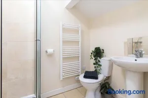 Image of cheerful double en-suite room with free wifi