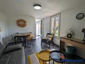 Image of Maison en Berry avec jardin clos et terrasse - draps et ménage inclus - FR-1-591-408
