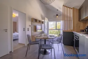 Image of La Colombe - Bord de piste cyclable & lac