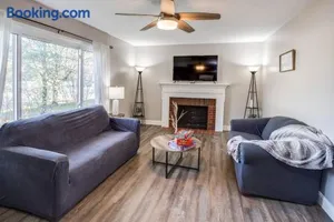 Image of Modern & Quiet Suburban Ranch Mins to Dtwn/Stores