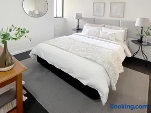 Image of Stylish Executive City Pad w Parking and Pool